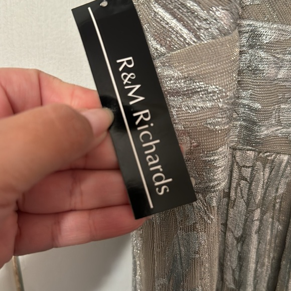 R&M Richards Women's Long Length Sleeveless Metallic Printed Gown - Picture 5 of 8